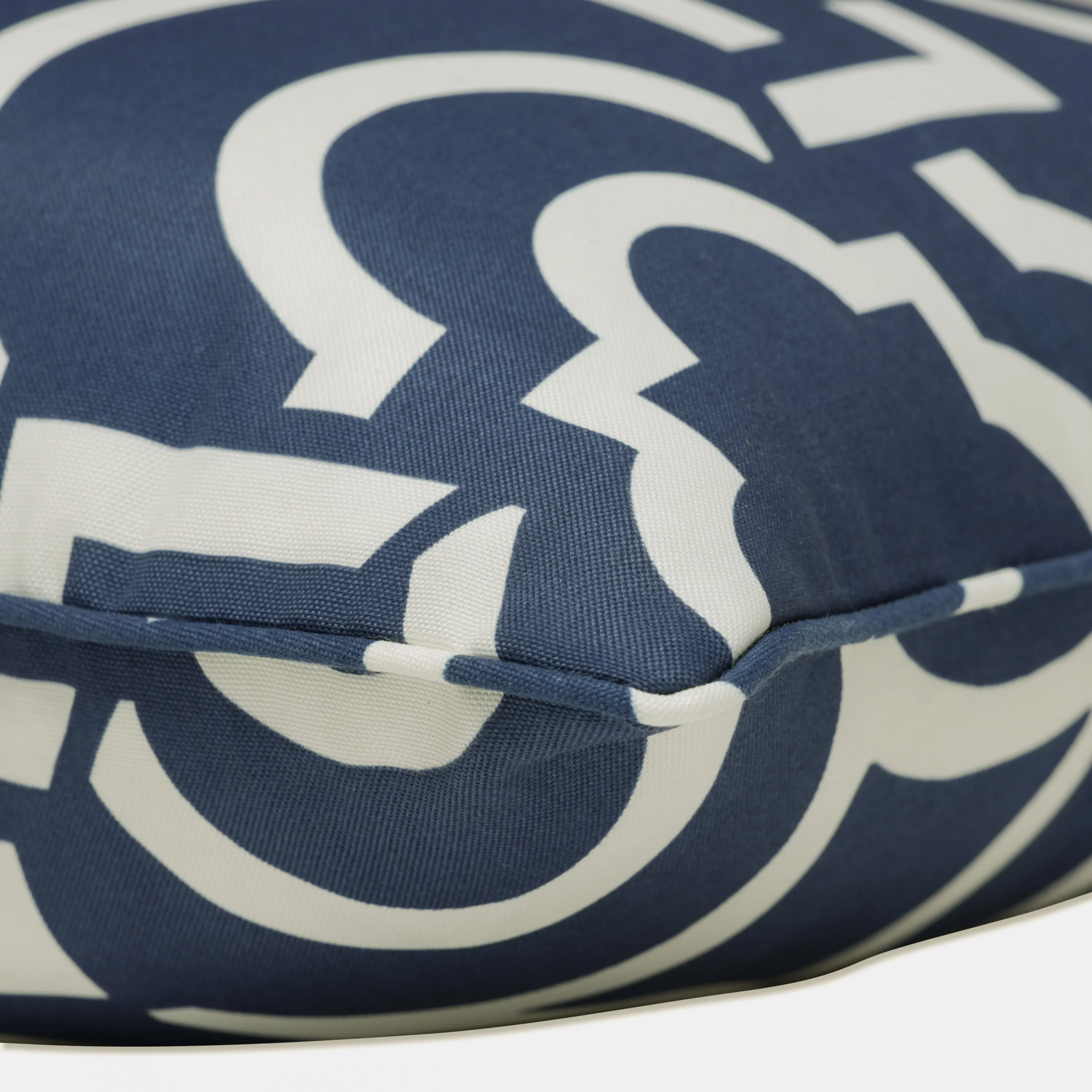 Outdoor/Indoor Carmody Navy Rectangular Throw Pillow (Set of 2)